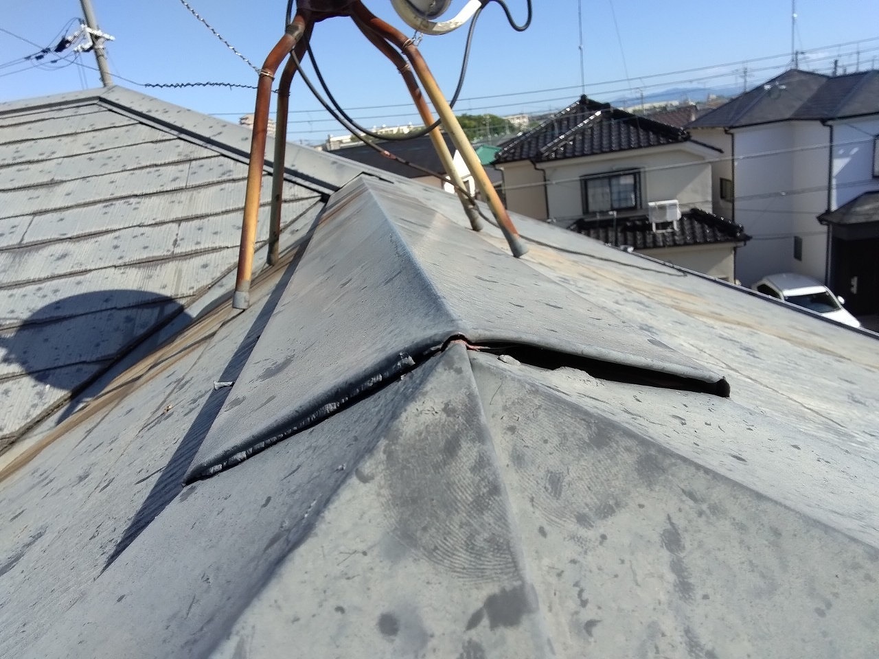 明石市　雹で隅棟部分棟板金凹み